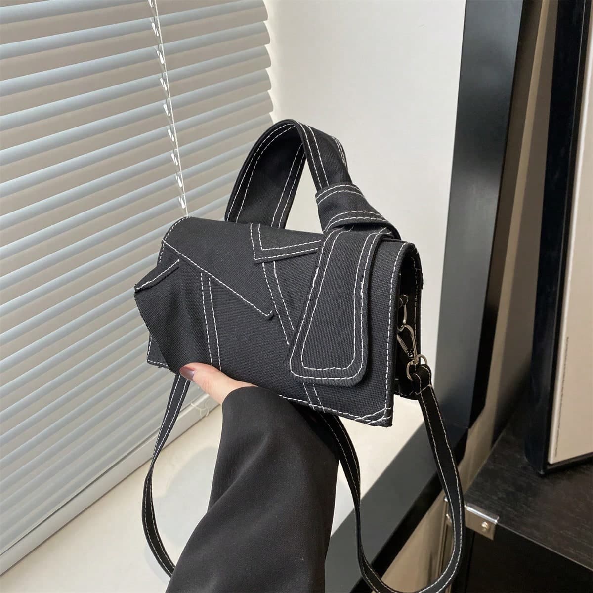Un mini sac à main vintage minimaliste carré avec bandoulière longue réglable, un sac léger en bandoulière pour lutilisation quotidienne des